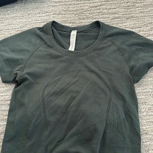 Lululemon size 4 athletic tee perfect condition